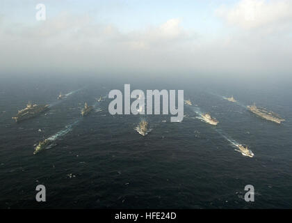 040712-N-5405H-101 Atlantik (12. Juli 2004) - USS Enterprise (CVN-65), links, und USS Harry S. Truman (CVN-75), rechts, Dampf durch das Wasser des Atlantischen Ozeans in Formation mit anderen Schiffen der US Navy und multi-nationalen Kriegsschiffe im Rahmen des majestätischen Adler 2004. Enterprise und Truman sind ebenfalls Teil der sieben Träger Sommer Pulse 2004 beteiligt, die gleichzeitige Bereitstellung von sieben Carrier strike Gruppen (strategischen), Nachweis der Fähigkeit der Marine zu glaubwürdigen Kampf rund um den Globus in den fünf Kinos mit anderen USA verbündet, und Koalitionsstreitkräfte zur Verfügung zu stellen. Sommer-Puls ist die Stockfoto