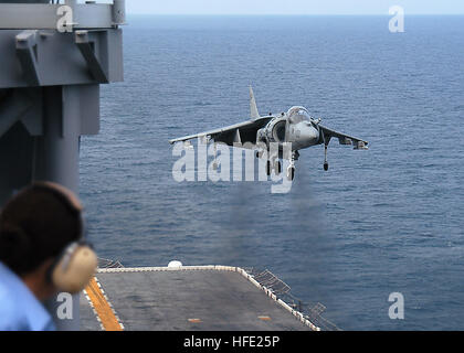 040712-N-0938S-003-Atlantik (12. Juli 2004) - ein AV-8 b II Harrier während der ÒBulldogsÓ der Marine Angriff Geschwader zwei zwei drei (VMA-223) schwebt über dem amphibischen Angriff Schiff USS Saipan (LHA-2) zugeordnet "touch and go" Manöver. Saipan ist am Meer, die Durchführung von Übungen für eine geplante Bereitstellung. US Navy Foto des Fotografen Mate Airman Lehrling Erik K. Siegel (freigegeben) US Navy 040712-N-0938S-003, die ein AV-8 b II Harrier der Bulldogs der Marine Angriff Geschwader zwei zwei drei (VMA-223) zugewiesen schwebt über der amphibischen Angriff Schiff USS Saipan (LHA-2) bei Berührung und g Stockfoto