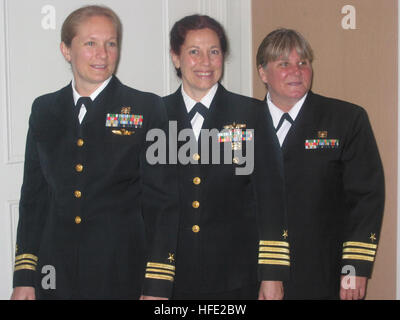 030329-N-5637H-001 Navy Recruiting District, NY, (29. März 2003)--Neuzugänge Frauen Taucher Hall Of Fame (links) Lt. CMdR Lori Yost und CMdR Gina Harden (rechts) mit berühmten Navy Taucher, Capt Bobie Scholley (Mitte), vor einer Induktion Zeremonie darstellen, wo CMdR Gina Harden erhielt ihre Frauen Taucher Hall Of Fame-Zertifikat und Pin und wurde offiziell in die Gesellschaft der Elite Frauen Taucher begrüßt. US Navy Foto-Journalisten 1. Klasse John Harrington. (FREIGEGEBEN) Neuzugänge der US-Navy 030329-N-5637H-001 Frauen Taucher Hall Of Fame (links) Lt. CMdR Lori Yost und CMdR Gina Harden (rechts) Pose Witz Stockfoto