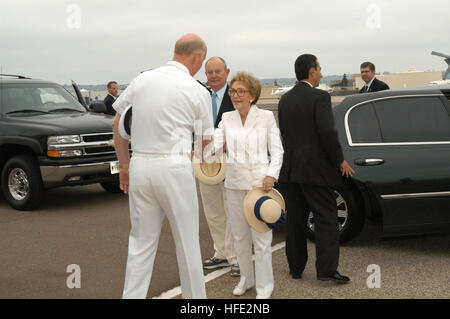 040723-N-2636M-019 San Diego, Kalifornien (23. Juli 2004) - grüßt ehemalige First Lady Nancy Reagan Commander U.S.  Naval Air Force Pacific, Vice Admiral Michael D. Molone, nach ihrer Ankunft zu Naval Air Station North Island.  Frau Reagan machen ihr ersten öffentlichen Auftritt seit der Verabschiedung des Präsidenten Ronald W. Reagan während zu Ehren seines Namensvetters USS Ronald Reagan (CVN-76), während ein Schiff Feier 23. Juli homeporting. U.S. Navy Photo von PhotographerÕs Mate 3. Klasse Kleynia R. McKnight (freigegeben) US Navy 040723-N-2636M-019 ehemalige First Lady Nancy Reagan grüßt Commander U.S. Naval Air Force Pacif Stockfoto