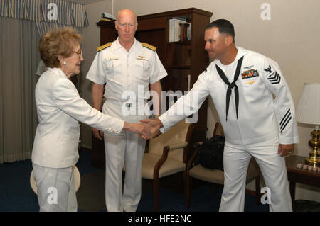 040723-N-2636M-023 San Diego, Kalifornien (23. Juli 2004) - grüßt ehemalige First Lady Nancy Reagan Aviation strukturelle Mechaniker First Class Eric Bourbonnais, bei ihrer Ankunft zu Naval Air Station North Island.  Frau Reagan machen ihr ersten öffentlichen Auftritt seit der Verabschiedung des Präsidenten Ronald W. Reagan während zu Ehren seines Namensvetters USS Ronald Reagan (CVN-76), während ein Schiff Feier 23. Juli homeporting. U.S. Navy Photo von PhotographerÕs Mate 3. Klasse Kleynia R. McKnight (freigegeben) US Navy 040723-N-2636M-023 ehemalige First Lady Nancy Reagan grüßt Aviation strukturelle Mechaniker First Class Eric Stockfoto