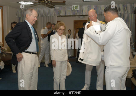 040723-N-2636M-024 San Diego, Kalifornien (23. Juli 2004) - ehemalige First Lady Nancy Reagan hört Aviation strukturelle Mechaniker 1. Klasse Eric Bourbonnais, während ihr auf den sicheren Umgang mit persönlichen Schutzausrüstungen vor dem Flugzeug angewiesen für USS Ronald Reagan (CVN-76) gebunden.  Frau Reagan wird ihr ersten öffentlichen Auftritt seit der Verabschiedung des Präsidenten Ronald W. Reagan während seinem Namensvetter Schiff während einer homeporting Feier am Naval Air Station North Island 23. Juli zu Ehren machen. Foto: U.S. Navy PhotographerÕs Mate 3. Klasse Kleynia R. McKnight (freigegeben) US Navy 040723-N-2636 M- Stockfoto