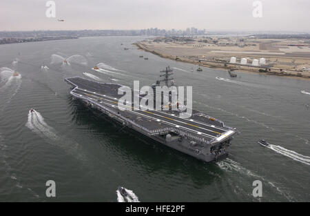 040723-N7615S-305 San Diego, Kalifornien (23. Juli 2004) - The Navy neuesten und modernsten Flugzeugträger USS Ronald Reagan (CVN-76), betritt Hafen von San Diego für eine homeporting Feier begrüßen das Schiff nach San Diego, Kalifornien, und der US-Pazifikflotte offiziell beitreten. Die Feier gehören verschiedene Würdenträger, darunter ehemalige First Lady Nancy Reagan, Mitglieder des Kongresses, Staatsbeamte und Berühmtheiten. Unter dem Kommando von Captain James A. Symonds, das Schiff wurde im Juli 2003 in Betrieb genommen, und absolviert einen zwei-Monats-Transit durch Südamerika zu ihrem neuen Heimathafen. Stockfoto