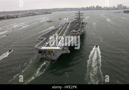 040723-N-7615S-349 San Diego, Kalifornien (23. Juli 2004) - die Marine der neuesten und modernsten Flugzeugträger USS Ronald Reagan (CVN-76), betritt Hafen von San Diego für eine homeporting Feier begrüßen das Schiff nach San Diego, Kalifornien, und der US-Pazifikflotte offiziell beitreten. Die Feier gehören verschiedene Würdenträger, darunter ehemalige First Lady Nancy Reagan, Mitglieder des Kongresses, Staatsbeamte und Berühmtheiten. Unter dem Kommando von Captain James A. Symonds, das Schiff wurde im Juli 2003 in Betrieb genommen, und absolviert einen zwei-Monats-Transit durch Südamerika zu ihrem neuen Heimathafen Stockfoto