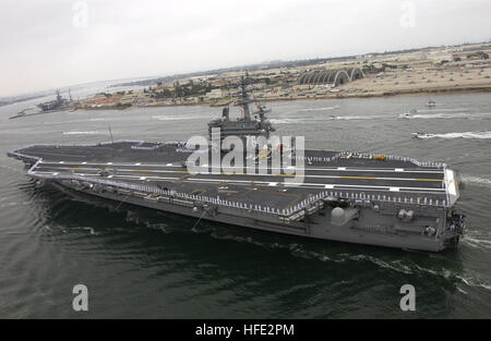 040723-N-7615S-350 San Diego, Kalifornien (23. Juli 2004) - die Marine der neuesten und modernsten Flugzeugträger USS Ronald Reagan (CVN-76), betritt Hafen von San Diego für eine homeporting Feier begrüßen das Schiff nach San Diego, Kalifornien, und der US-Pazifikflotte offiziell beitreten. Die Feier gehören verschiedene Würdenträger, darunter ehemalige First Lady Nancy Reagan, Mitglieder des Kongresses, Staatsbeamte und Berühmtheiten. Unter dem Kommando von Captain James A. Symonds, das Schiff wurde im Juli 2003 in Betrieb genommen, und absolviert einen zwei-Monats-Transit durch Südamerika zu ihrem neuen Heimathafen Stockfoto