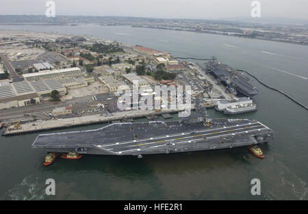 040723-N-7615S-224 San Diego Kalifornien (23. Juli 2004) - The Navy neuesten und modernsten Flugzeugträger USS Ronald Reagan (CVN-76), betritt Hafen von San Diego für eine homeporting Feier begrüßen das Schiff nach San Diego, Kalifornien, und der US-Pazifikflotte offiziell beitreten. Die Feier gehören verschiedene Würdenträger, darunter ehemalige First Lady Nancy Reagan, Mitglieder des Kongresses, Staatsbeamte und Berühmtheiten. Unter dem Kommando von Captain James A. Symonds, das Schiff wurde im Juli 2003 in Betrieb genommen, und absolviert einen zwei-Monats-Transit durch Südamerika zu ihrem neuen Heimathafen. Stockfoto