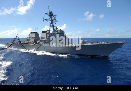 040806-N-5821P-020 Pazifik (6. August 2004) Ð geführte Flugkörper Zerstörer USS Curtis Wilbur (DDG-54) fährt neben Military Sealift Command Öler USNS Yukon (T-AO 202) während der Auffüllung auf See Evolution. Die Kitty Hawk Carrier Strike Group ist eine der sieben Streik Trägergruppen (strategischen) Sommer Pulse 2004, Nachweis der Marine Fähigkeit zu glaubwürdigen Kampfkraft rund um den Globus in den fünf Kinos mit anderen USA verbündet, und militärische Koalitionsstreitkräfte beteiligt. Sommer-Puls ist der Marine erste Test von seiner neuen Flotte Antwort planen (FRP). Kitty Hawk ist die Welt nur dauerhaft für Stockfoto