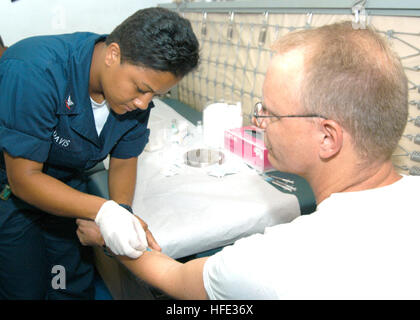 040810-N-7695R-001 arabischen Golf (10. August 2004) - Hospital Corpsman 3. Klasse Tamara Davis aus, Bronx, New York, rundet eine jährliche Òbirth MonthÓ medizinische Vorsorge für ein Mitglied der Crew an Bord des Flugzeugträgers USS John F. Kennedy (CV-67). Kennedy und Carrier Air Wing One Seven (CVW-17) sind im Einsatz, die Durchführung von Missionen zur Unterstützung der globalen Krieg gegen den Terrorismus. Foto: U.S. Navy PhotographerÕs Mate Airman Anthony Riddle (freigegeben) US Navy 040810-N-7695R-001 Hospital Corpsman 3. Klasse Tamara Davis schließt eine jährliche %% 5Eldquo, Geburtsmonat %% 5Erdquo, medizinisches screening für ein Crew-Mitglied Stockfoto