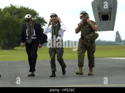 040811-D-9051M-002 Marine Corps Air Station New River, N.C (11. August 2004) - Secretary Of The Navy, Gordon R. England, Mitte, beendet ein MV-22 Osprey nach einem Testflug mit Marine Kipp-Rotor Test und Auswertung Geschwader zwei zwei (VMX-22). DoD Foto SGT Andrew W. Miller (freigegeben) uns Marine 040811-D-9051M-002 Secretary Of The Navy, Gordon R. England Stockfoto