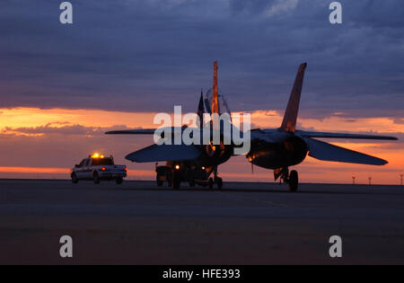 Unter der Leitung von der Flightline und auf der Straße, ist ein F-14A Tomcat die 19,5 Meilen von San Angelo Regionalflughafen nach Goodfellow Air Force Base Texas mit einer Rate von 5 MPH transportiert wird von der Marine außer Dienst gestellt.  Diese F-14A wurde wurde die erste F-14A, von der Marine außer Dienst gestellt werden und von Goodfellow AFB für $20.000 für die Ausbildung von den 312th Training Squadron Fire Training Academy verwendet werden.  Des Flugzeugs-Motoren, Waffen und zugehörigen Systemen vor dem Transport nach Goodfellow AFB entfernt werden musste und ein paar Sicherheit Änderungen müssen für das Flugzeug für die Ausbildung verwendet werden gemacht werden Stockfoto