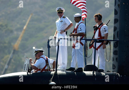 040812-N-6811L-169 San Diego, Kalifornien (12. August 2004) - betrieben der Los-Angeles-Klasse schnelle Angriff nukleare u-Boot USS Portsmouth (SSN-707) und ihre Crew, Kopf zum Meer auf ihre letzte Fahrt. Portsmouth ist nach Norfolk, VA., Transit, wo es im Oktober 2005 stillgelegt werden soll.  Foto: U.S. Navy des Fotografen Mate 1. Klasse David A. Levy (RELEAZSED) uns Marine 040812-N-6811L-169 der Los-Angeles-Klasse schnellen Angriff nuclear powered u-Boot USS Portsmouth (SSN-707) und ihre Crew, Kopf zum Meer auf ihre letzte Fahrt Stockfoto