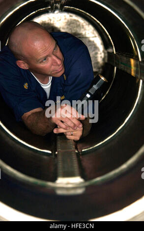 A Chief Machinist's Mate führt eine Torpedoinspektion vor der Last an Bord der USS Portsmouth (SSN 707) durch, einem Atom-U-Boot der Los Angeles-Klasse auf seiner letzten Kreuzfahrt, bevor es in Norfolk, Virginia, stillgelegt wird. Stockfoto