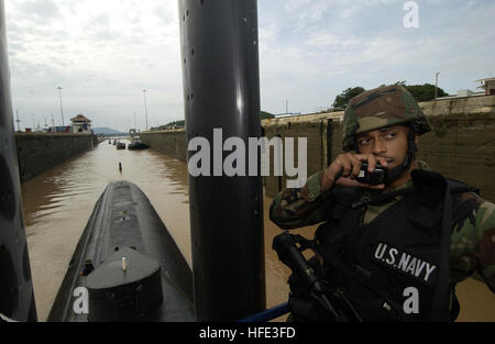 040821-N-6811L-134-Panama-Kanal (21. August 2004) - ein Seemann zugewiesen zu Mobile Security Abteilung zwei zwei (MSD-22), stationiert in der Naval Shipyard, Portsmouth, Virginia, bietet Sicherheit für USS Portsmouth (SSN-707) wie sie die Schleusen des Panamakanals Transite. Portsmouth, ein Los-Angeles-Klasse schnellen Angriff u-Boot, ist nach Norfolk, VA., Transit, wo sie für die Stilllegung im September 2004 geplant ist. Foto: U.S. Navy des Fotografen Mate 1. Klasse David A. Levy (freigegeben) uns Marine 040821-N-6811L-134 A Sailor, Mobile Sicherheit Abteilung zwei zwei (MSD-22), stationiert in der Naval Shipyard zugewiesen Stockfoto