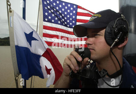 040821-N-6811L-153 Panama Canal (21. August 2004) - Elektriker Mate 1. Klasse Eric Cherry steht Uhr auf der Segel-Brücke als USS Portsmouth (SSN-707) den Panama-Kanal durchquert. Portsmouth, ein Los-Angeles-Klasse schnellen Angriff u-Boot, ist nach Norfolk, VA., Transit, wo sie für die Stilllegung im September 2004 geplant ist. US Navy Foto vom Fotografen Mate 1. Klasse David A. Levy (freigegeben) uns Marine 040821-N-6811L-153 Elektriker Mate 1. Klasse Eric Cherry steht Uhr auf der Segel-Brücke als USS Portsmouth (SSN-707) den Panama-Kanal-Transite Stockfoto