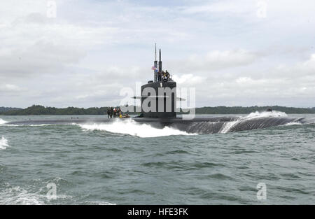 040821-N-2911P-153-Panama-Kanal (21. August 2004) - Transite USS Portsmouth (SSN-707) durch den Panamakanal. Portsmouth, ein Los-Angeles-Klasse schnellen Angriff u-Boot, ist nach Norfolk, VA., Transit, wo sie für die Stilllegung im September 2004 geplant ist. Foto: U.S. Navy des Fotografen Mate 2. Klasse John Parker (freigegeben) Marine 040821-N-2911P-153 USS Portsmouth (SSN-707) Transite durch den Panamakanal Stockfoto