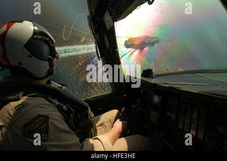 Ein Naval Aviator der Sea Control Squadron 30 (VS-30) fliegt über dem konventionell angetriebenen Flugzeugträger USS John F. Kennedy (CV 67). Kennedy und Carrier Air Wing Seventeen (CVW-17) werden zur Unterstützung der Operation Iraqi Freedom eingesetzt und arbeiten mit multinationalen Korps-Irak und irakischen Truppen zusammen, um Stabilität und Sicherheit zu gewährleisten. Stockfoto