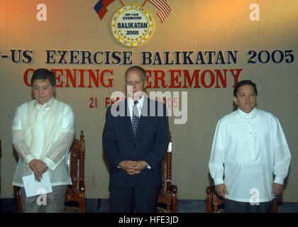 050221-N-6775N-022 Camp Aguinaldo, Philippinen (21. Februar 2005) Ð von links, warten Sie Sekretär der Nationalverteidigung, Honorable Avelino J Cruz Jr., stellvertretender Leiter der Mission, US-Botschaft, Herr Joseph Mussomeli und Office of American Affairs, Asec Ariel Abadilla, für den Aufruf während der Eröffnungsfeier für Übung Balikatan 2005 am Camp Aguinaldo, Philippinen beginnen. Die 21. jährlichen Übung ist eine bilaterale, multiservice sogar zur Verbesserung von Planung und Interoperabilität zur Verbesserung der militärischer Fähigkeiten gegen bewaffnete Angriffe, namentlich vor terroristischen Bedrohungen sowie die Erhöhung der Stockfoto