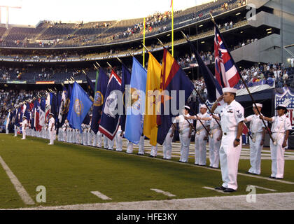 040827-N-9214D-033 San Diego, Kalifornien (27. August 2004) - besuchen Sie Tausende von Zuschauern und Mitglieder der US-Streitkräfte 16. Jahresfeier "Gruß an das Militär" Qualcomm Stadium San Diegos. In diesem Jahr spielte die San Diego Chargers die Seattle Seahawks zu Ehren der Männer und Frauen, die in den Streitkräften in der Verteidigung der Freiheit Amerikas dienen. US Navy Foto vom Fotografen der 2. Klasse Juan E. Diaz (freigegeben) Paaren uns Marine 040827-N-9214D-033 Tausende von Zuschauern und Mitgliedern der Streitkräfte der Vereinigten Staaten besuchen die 16. jährlichen Gruß an die militärische Feier am San Diego Qu Stockfoto