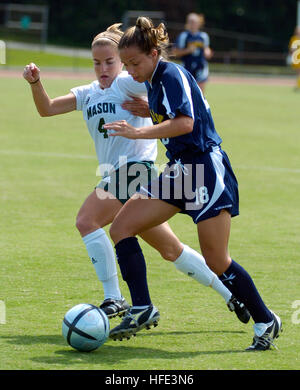 040829-N-9694M-002 Fairfax, VA (29. August 2004) - US Naval Academy Midshipman 3. Klasse Meggie Curran Rennen um den Ball Weg von George Mason University Danielle McDonald während eines Fußballspiels der regulären Saison. Im zweiten Jahr vorwärts Meggie Curran, legen aus Silver Spring, Maryland, die mitten in der 14. Minute als Rookie Kari Weniger, St. Petersburg, Florida, überquerte den Ball zu Curran, die sich in den Schuss auf der unteren linken Seite des Netzes gefeuert. Zwei Tage nach dem Spiel des achten Rang Teams im Land, Connecticut, kämpften die Navy Frauen-Fußball-Team (0-1-1) George Mason (1-0-1) zu einem 1: 1-ti Stockfoto