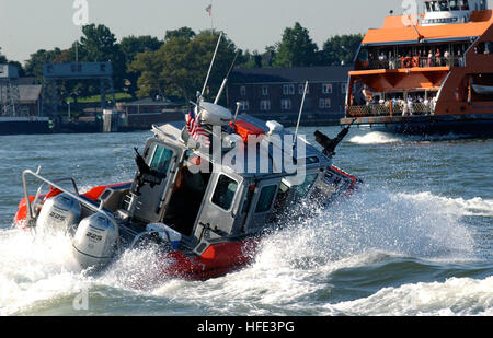 040901-C-4938N-085 New York (1. September 2004) - ein 25-Fuß-Boot Defender Klasse Sicherheit an angehängt die Coast Guard Maritime Safety und Security Team 91106 fegt den East River nahe Whitehall Terminal der Staten Island Ferry nach Manhattan kommt. Die US-Küstenwache führt die Multi-Agentur am Wasser Sicherheit bemühen um Manhattan während der Republican National Convention. U.S. Coast Guard Foto von Public Affairs Specialist 3. Klasse Kelly Newlin (freigegeben) US Navy 040901-C-4938N-085 A 25-Fuß Defender-Klasse Sicherheit Boot befestigt, die Coast Guard Maritime Safety und Security Team 9 Stockfoto