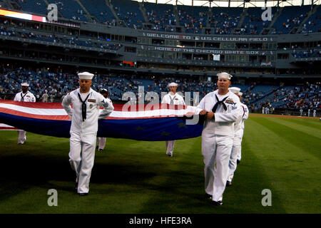 040901-N-5576W-009 Chicago, Ill. (1. September 2004) Ð Chief Petty Officer einberufene beauftragt, verschiedene Befehle an Bord Naval Station Great Lakes, Illinois, Parade eine amerikanische Flagge auf Cellular Field, Heimat der Chicago White Sox Hauptliga-Baseball-Team. Foto: U.S. Navy PhotographerÕs Mate 1. Klasse Michael Worner (freigegeben) US Navy 040901-N-5576W-009 Chief Petty Officer einberufene zugewiesen auf verschiedene Befehle an Bord Naval Station Great Lakes, Illinois, Parade eine amerikanische Flagge auf Cellular Field Stockfoto