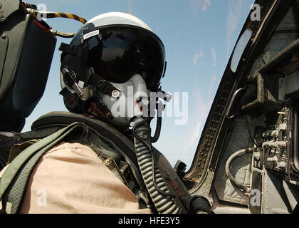 040906-N-4374S-002 arabischen Golf (6. September 2004) - Lt. Tschad Fairbank, eine elektronische Gegenmaßnahme Officer (ECMO) zugeordnet, die ÒScorpionsÓ der elektronischen Angriff Squadron One drei Two (VAQ-132), führt eine Flugmission in einem EA-6 b Prowler. VAQ-132 ist an Bord der konventionell angetriebenen Flugzeugträger USS John F. Kennedy (CV-67) begann und derzeit in der 5. Flotte Verantwortungsbereich zur Unterstützung der Operation Iraqi Freedom (OIF). Einheiten in der Kennedy Carrier Strike Group (CSG) arbeiten eng mit der Multi-National Corps-Irak und irakische Kräfte bringen Stabilität in den soverei Stockfoto