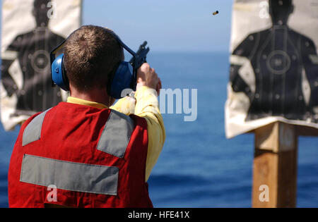 040909-N-8158F-051-Pazifik (9. September 2004) - Lt. Scott Smalls von San Diego, Kalifornien, eine 9 mm Pistole feuert während Kleinwaffen Qualifikationen an Bord des Flugzeugträgers USS Nimitz (CVN-68). Aufgrund der erhöhten Sicherheit und Kraft-Datenschutz-Policies mehr Personal müssen Waffen Qualifikationen erwerben. Nimitz führt Probefahrten vor der Küste von Süd-Kalifornien nach Abschluss einer Mindestreserve-Erfüllungsperiode geplant inkrementelle Verfügbarkeit (PIA). Foto: U.S. Navy PhotographerÕs Mate Flieger Roland Franklin (freigegeben) US Navy 040909-N-8158F-051 Lt. Scott Smalls von San Diego, Kalifornien, Stockfoto