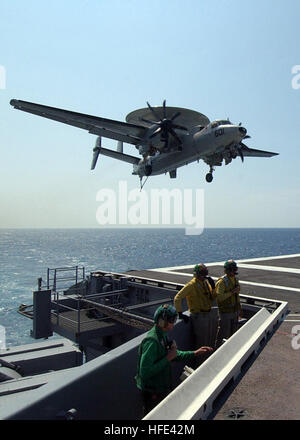 E-2C+ Hawkeye von Carrier Airborne Early Warning Squadron 124 „Bear Aces“ landet auf dem Flugzeugträger der Nimitz-Klasse USS Harry S. Truman (CVN 75). Der Hawkeye verfügt über einen NP2000-Propeller mit acht Flügeln und eine verbesserte Avionik, die Leistung, Sicherheit und Wartungseffizienz verbessert. Stockfoto