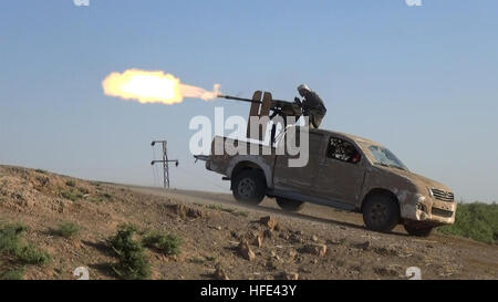 Standbild ein ISIS-Propaganda-video zeigt die islamischen Staat militanten feuern ein schweres Maschinengewehr von der Rückseite eines Pick-up während der Kämpfe im Irak 15. Juni 2016 in der Nähe von Ramadi, Irak entnommen. Stockfoto