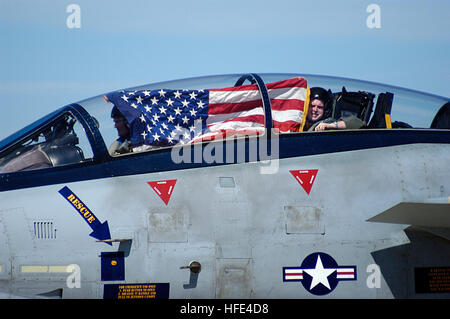 040924-N-0295M-017 Naval Air Station Oceana, VA (24. September 2004) Ð Piloten zugeordnet zu den "schwarzen Löwen" der Fighter Squadron Two One Three (VF-213), halten die amerikanische Flagge, wie sie ihre F - 14D Tomcat vorbei an das Publikum am Ende der Demonstration taktische Luftmacht im 2004 "In Pursuit Of Liberty," Naval Air Station Oceana Air Show Rollen. Die Demonstration präsentiert mehrere f-14 Tomcats und F/A-18 Hornets anzeigen verschiedene Manöver und simulierten Bombe und Stellenbesetzung Pässe vor dem Publikum. Die Flugschau statt Sept. 24-26, präsentiert zivile und militärische Flugzeuge von der Nation Stockfoto