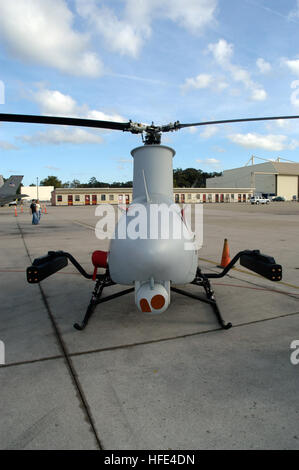 040924-N-0295M-043 Naval Air Station Oceana, VA (24. September 2004). Ð A Northrop Grumman RQ-8 b Feuer Scout Vertical Take-off and Landing Tactical Unmanned Aerial Fahrzeug (VTUAV) System sitzt auf dem Flug Linie als eine statische Anzeige im 2004 "In Pursuit Of Liberty," Naval Air Station Oceana Air Show. Der Fire Scout hat die Fähigkeit, selbständig starten und landen auf alle Luftfahrt-fähigen Kriegsschiff und unvorbereitet Landeplätze in der Nähe der Vorderkante des das Kampfgebiet. Die Flugschau statt Sept. 24-26, präsentiert zivile und militärische Flugzeuge aus der Streitkräfte des Landes zur Verfügung gestellt Stockfoto