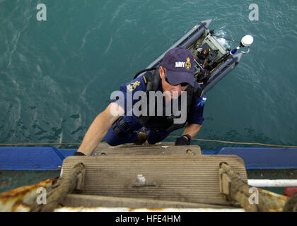 040930-N-7034S-001 arabischen Golf (30. September 2004) - Royal Australian Navy Matrose klettert eine "Himmelsleiter" während der Durchführung von maritimen abfangen Operationen (MIO) auf einem Frachter in der Golfregion. Der Seemann ist der Besuch, Board, Suche und Beschlagnahme (VBS) Team an Bord der Royal Australian Navy Fregatte HMAS Adelaide (FFG 01) zugeordnet. Adelaide ist Heimat portierte in Garden Island, Western Australia. Adelaide führt gemeinsame Aktionen in den North Persischen Golf unter Commander Task Force fünf acht (CTF-58). US Navy Foto vom Fotografen der 2. Klasse Samuel W. Rasierer (freigegeben) uns Na Mate Stockfoto