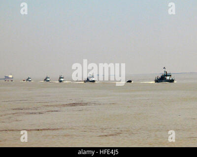 040930-N-7185S-215 Umm Qasr, Irak (30. September 2004) - die fünf Patrouille Fertigkeit, die machen sich irakische Coastal Defense Force (ICDF), pass und überprüfen Sie in Formation während ihrer Aktivierungszeremonie am 30. September 2004. Die "neueste Marine in der Welt", bestehend aus fünf Patrouillenboote und mehr als 150 Matrosen integriert Koalitionstruppen unter dem Kommando des US Marine Corps Major General Joseph V. Medina, Commander, Task Force fünf acht (CTF-58) / Commander, Expeditionary Strike Group drei (ESG-3). Die ICDF, zusammen mit der Koalitionstruppen, trägt zur Sicherheit und Stabilität Operationen im irakischen Revier Stockfoto