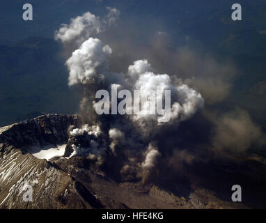 041001-N-9500T-007 Mt. St. Helens, Washington (1. Oktober 2004) Ð Mount St. Helens strahlt eine Wolke aus Dampf und Asche aus einem Bereich des neuen Gletscherspalten im Krater Gletscher südlich von 1980-86-Lava-Dome. Die Veranstaltung dauerte ca. 25 Minuten und erstellt eine blass-graue Wolke, die eine Höhe von fast 10000 ft erreicht. Das Bild wurde aufgenommen in einer Höhe von 27.000 ft eine US Marine P - 3C Orion Flugzeug zugeordnet, die ÒScreaming EaglesÓ der Patrol Squadron One (VP-1) stationiert an der Naval Air Station Whidbey Island, Washington USA Marine Foto vom Fotografen Mate 2. Klasse Scott Taylor (frei) für mehr informieren Stockfoto