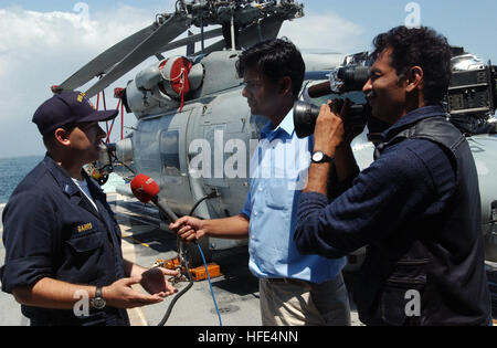 041005-N-3503M-005 vor der Küste von Indien (5. Oktober 2004) Ð Vishnu Som und N. Ravi von New Delhi Television interview der elektrischen Offizier, Lt.j.g. Sam Barris, an Bord der Lenkwaffen-Kreuzer USS Cowpens (CG-63), zu Beginn der zweiten Phase des Malabar 04. Malabar soll die Interoperabilität zwischen den zwei Flotten bei der Vergrößerung der kooperativen Sicherheitsbeziehungen zwischen Indien und den Vereinigten Staaten zu erhöhen. Die Übung auf See umfasst maritime Interdiction Oberfläche Veranstaltungen, Untergrund, Airs und Personalaustausch. Foto: U.S. Navy PhotographerÕs Mate 3. Klasse Joshua Stockfoto