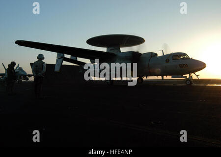 041005-N-4565G-006 arabischen Golf (5. Oktober 2004) - ein E - 2 C Hawkeye zugewiesen, die "Tigertails" der Carrier Airborne Early Warning Squadron (VAW-125), bereitet aus dem konventionell angetriebenen Flugzeugträger USS John F. Kennedy (CV-67) zu starten. Kennedy und eingeschifften Carrier Air Wing siebzehn (CVW-17) sind derzeit auf Einsatz im Bereich 5. Flotte von Verantwortung (AOR) zur Unterstützung der Operation Iraqi Freedom (OIF). US Navy Foto vom Fotografen Mate Flieger Tommy Gilligan (freigegeben) US Navy 041005-N-4565G-006 ein E - 2C Hawkeye bereitet sich auf die konventionell angetriebenen Flugzeuge starten Carrie Stockfoto