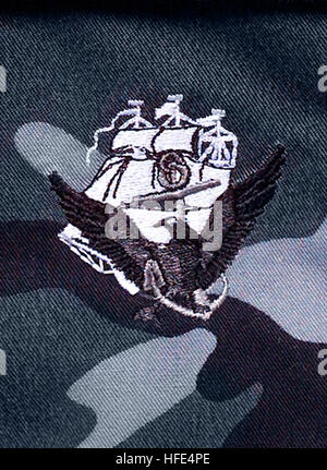 041026-N-0000 X-002 Washington, D.C. (26. Oktober 2004) Ð der neue Insignia Navy, Anker, Verfassung und Adler (ACE), wird auf der linken oberen Tasche die neue Wald-Muster-Test-Uniform getragen werden. Der Anker symbolisiert Marineservice, die Verfassung ist eine heraldische Anspielung auf das NavyÕs älteste beauftragte Kriegsschiff und der Adler steht für die Vereinigten Staaten. Die Marine führte eine Reihe von Konzept arbeiten Uniformen für Segler e-1 durch O-10, 18. Oktober, in Reaktion auf das Feedback der Flotte auf aktuellen Uniformen. Jede Uniform bietet eine Vielzahl von Optionen, die Segler die Möglichkeit zur Auswahl haben werden. F Stockfoto