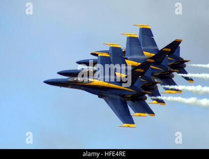 041009-N-0879R-002 Kaneohe Bay auf Hawaii (9. Oktober 2004) Ð vier Hornissen F/A-18A, die US Navy Flight Demonstration Team, ÒBlue Angels zugewiesen, Ó fliegen in Formation über Marine Corps Air Station Kaneohe Bay auf Hawaii. Das Team führte für Tausende von Zuschauern an den ÒBlues an der Bucht "Marine Corps-Navy Air Show vom 9. / 10. Okt. 2004. Die Blue Angels fliegen die F/A-18A Hornet, wie sie etwa 30 Manöver während der Antenne Demonstration durchführen, die etwa eine Stunde und 15 Minuten läuft. Foto: U.S. Navy Chief Journalist David Rush (freigegeben) US Navy 041009-N-0879R-002 vier F-A-18A Horne Stockfoto