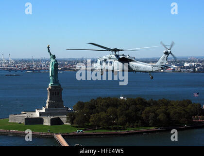 041012-N-6920A-001 New York Harbor, New York (12. Oktober 2004) Ð ein MH-60 s Knighthawk, die ÒChargersÓ von Hubschrauber Combat Support Squadron Six (HC-6) zugewiesen, in der Nähe von fliegen die Freiheitsstatue während einer NATO Standing Naval Force Atlantic (SNFL) 2004 Übungen. SNFL ist eine permanente Friedenszeiten multinationale naval Squadron der Zerstörer und Fregatten von den Flotten der verschiedenen NATO-Staaten zusammen. Die Übungen sollen Bereitschaft zu testen, verbessern die Kommunikation und Diplomatie zwischen den Mitgliedsländern und Förderung der Interoperabilität zwischen den marinen. Foto: U.S. Navy des Fotografen Mate 3. Klasse Latri Stockfoto