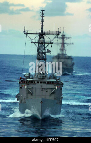 041018-N-6213R-005-Pazifik (18. Oktober 2004) - die Lenkflugkörper Fregatte USS Ford (FFG-54), gefolgt von der Lenkwaffenzerstörer USS Howard (DDG-83), Durchführung von Übungen mit dem nuclear powered Flugzeugträger USS John C. Stennis (CVN-74). Stennis und eingeschifften Carrier Air Wing 14 (CVW-14) sind auf eine geplante Bereitstellung auf den westlichen Pazifischen Ozean. Foto: U.S. Navy des Fotografen Mate 3. Klasse Mark J. Rebilas (freigegeben) US Navy 041018-N-6213R-005 die Lenkflugkörper Fregatte USS Ford (FFG-54), gefolgt von der Lenkwaffenzerstörer USS Howard (DDG-83), Durchführung von Übungen mit Stockfoto