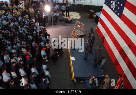 041018-N-9104W-093 Norfolk, Virginia, (18. Oktober 2004) Ð Master Chief Petty Officer von der Marine (INTERNIERUNGSLAGER) Terry Scott befasst sich Seeleute an Bord der amphibischen Angriff Schiff USS Iwo Jima (LHD-7) bei der Enthüllung des neuen Task Force einheitlichen Konzepts für Segler e-1 durch O-10. Die Marine wird vier verschiedene Konzept Uniformen für einen Verschleiß-Test in diesem Winter verwenden. Jede Uniform bietet eine Vielzahl von Optionen, die Segler die Möglichkeit zur Auswahl haben werden. Feedback von der Flotte wird zur endgültigen Navy arbeiten einheitliche herangezogen werden. Iwo Jima wird als eines der Testplattformen dienen.  Foto: U.S. Navy Stockfoto