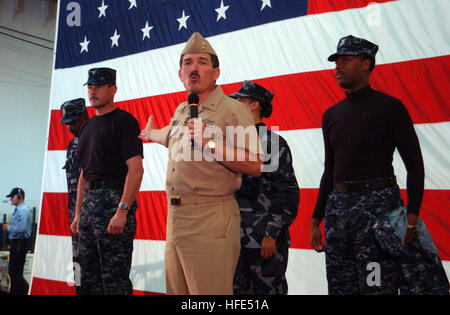 041018-N-9104W-107 Norfolk, Virginia, (18. Oktober 2004) Ð Master Chief Petty Officer von der Marine (INTERNIERUNGSLAGER) Terry Scott befasst sich Seeleute an Bord der amphibischen Angriff Schiff USS Iwo Jima (LHD-7) bei der Enthüllung des neuen Task Force einheitlichen Konzepts für Segler e-1 durch O-10. Die Marine wird vier verschiedene Konzept Uniformen für einen Verschleiß-Test in diesem Winter verwenden. Jede Uniform bietet eine Vielzahl von Optionen, die Segler die Möglichkeit zur Auswahl haben werden. Feedback von der Flotte wird zur endgültigen Navy arbeiten einheitliche herangezogen werden. Iwo Jima wird als eines der Testplattformen dienen.  Foto: U.S. Navy Stockfoto