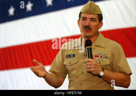 041018-N-1810F-001 Norfolk, Virginia, (18. Oktober 2004) - Master Chief Petty Officer der Marine (INTERNIERUNGSLAGER) Terry Scott Adressen Seeleute an Bord der amphibischen Angriff USS Iwo Jima (LHD-7 Schiff) bei der Enthüllung des neuen Task Force einheitlichen Konzepts für Segler e-1 durch O-10. Die Marine wird vier verschiedene Konzept Uniformen für einen Verschleiß-Test in diesem Winter verwenden. Jede Uniform bietet eine Vielzahl von Optionen, die Segler die Möglichkeit zur Auswahl haben werden. Feedback von der Flotte wird zur endgültigen Navy arbeiten einheitliche herangezogen werden. Iwo Jima wird als eines der Testplattformen dienen. Foto: U.S. Navy P Stockfoto