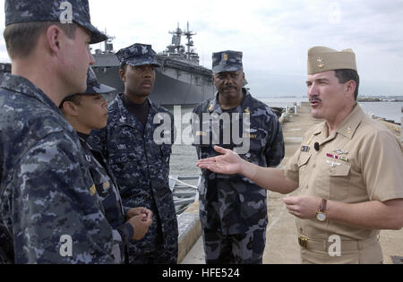 041018-N-0962S-293 Norfolk, Virginia (18. Oktober 2004) - Master Chief Petty Officer der Marine (INTERNIERUNGSLAGER) Terry Scott Vorträge mit den Seglern, die Modellierung der Marine neue Arbeiten einheitliche Konzepte in Norfolk, VA. Die neuen Konzepte Verschleiß-getestet werden diesen Winter in der Flotte, wurden während des Telefonats INTERNIERUNGSLAGER alle Hände an Bord der amphibischen Angriff Schiff USS Iwo Jima (LHD-7) eingeführt. Iwo Jima wird einer mehrere Test-Plattformen in der Flotte und wird dazu beitragen, die notwendigen Feedback abzugeben, um die letzten Arbeiten einheitliche Gestaltung bestimmen. Foto: U.S. Navy Journalist 2. Klasse Brandan W. Schulze (freigegeben) U Stockfoto