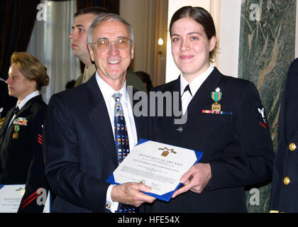 041021-N-9573A-002-London, England (21. Oktober 2004) - Secretary of the Navy (SECNAV), Honorable Gordon R. England, präsentiert ein Navy und Marine Corps Achievement mediale Intelligenz Spezialist 3. Klasse Christina Davis während einer feierlichen Preisverleihung am Commander, US Naval Forces Europa Zentrale (CNE) in London, England. Sekretärin England traf sich mit CNEÕs Führungskräfte und besuchte ein traditionelles Fest der Royal Navy Trafalgar Nacht Abendessen. Foto: U.S. Navy PhotographerÕs Mate 2. Klasse Bobbie G. Attaway (freigegeben) US Navy 041021-N-9573A-002 Secretary Of The Navy, Honorable Gordon R. England Stockfoto