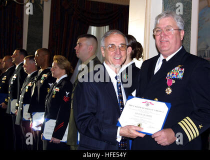 041021-N-9573A-001-London, England (21. Oktober 2004) - Secretary of the Navy (SECNAV), Honorable Gordon R. England, stellt eine Legion Of Merit Award für Kapitän Arne J. Nelson während einer feierlichen Preisverleihung am Commander, US Naval Forces Europa Zentrale (CNE) in London, England. Sekretärin England traf sich mit CNEÕs Führungskräfte und besuchte ein traditionelles Fest der Royal Navy Trafalgar Nacht Abendessen. Foto: U.S. Navy PhotographerÕs Mate 2. Klasse Bobbie G. Attaway (freigegeben) US Navy 041021-N-9573A-001 Secretary Of The Navy, Honorable Gordon R. England, stellt eine Legion Of Merit Award für Kapitän Arne Stockfoto