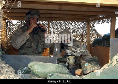 041027-N-5386H-030 Provinz Al-Anbar, Irak (27. Oktober 2004) Ð U.S. Marine Corps Lance Cpl. Mark Bowen 3 Bataillons / 12. Marines Kilo Batterie, links, und Pfc. Juan Gamez 2 Bataillons / 11. Marines, wachen auf Vorposten im Koalitionstruppen Camp im Westen des Irak Al Anbar Provinz. U.S. Navy Photo von PhotographerÕs Mate 2. Klasse Michael D. Heckman (freigegeben) US Navy 041027-N-5386H-030 U.S. Marine Corps Lance Cpl. Mark Bowen, links, und Pfc. Juan Gamez 2 Bataillon-11th Marines, wachen auf Vorposten der Koalitionstruppen Camp Stockfoto