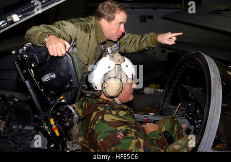 041028-N-8774S-087 Atlantik (28. Oktober 2004) Ð Commander, Träger, drei Geschwader Kapitän Patrick Rainey weist Royal ArmyÕs Generalstabschef der Verteidigung, General Sir Michael Walker, auf grundlegende Flugbetrieb im Cockpit einer F/A - 18 C Hornet an Bord der Flugzeugträger der Nimitz-Klasse USS Harry S. Truman (CVN-75). Truman derzeit im Rahmen der gemeinsamen maritimen teilnimmt, eine multinationalen NATO-Übung vor der Küste Schottlands gehalten. US Navy Foto des Fotografen Mate Airman Amanda N. Scott (freigegeben) US Navy 041028-N-8774S-087 Kommandeur, Träger, drei Geschwader Kapitän Patrick Rain Stockfoto