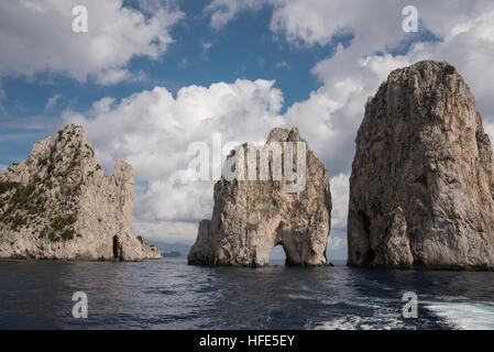 Capris legendäre Trio Meer Riesen, Faraglioni - Küsten- und ozeanischen Felsformation durch Wellen erodiert. Capri, Italien, Europa Stockfoto