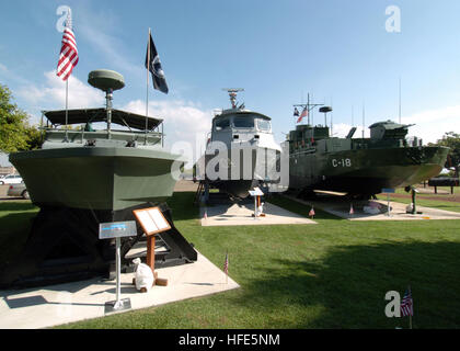 041111-N-7949W-007 Marine Amphibious Base Coronado, Kalifornien (11. November 2004) - Besucher, die Vietnam-Einheit Denkmal an Bord Marine Amphibious Base Coronado, Kalifornien, haben eine Chance, Patrouille Handwerk und kostalen Patrouillenboote auf dem Display zu betrachten. Die Boote sind drei Arten von der Marine verwendet, um die Flüsse und Wasserstraßen von Vietnam während der gesamten Dauer des Krieges zu patrouillieren. Das Denkmal ist zu erkennen, 2.564 Flussschiff Segler und Coastguardsmen, die im Vietnamkrieg von 1960 bis 1975 gestorben. Das Denkmal soll offiziell gewidmet werden, 21. Mai 2005. Foto: U.S. Navy Photo Stockfoto